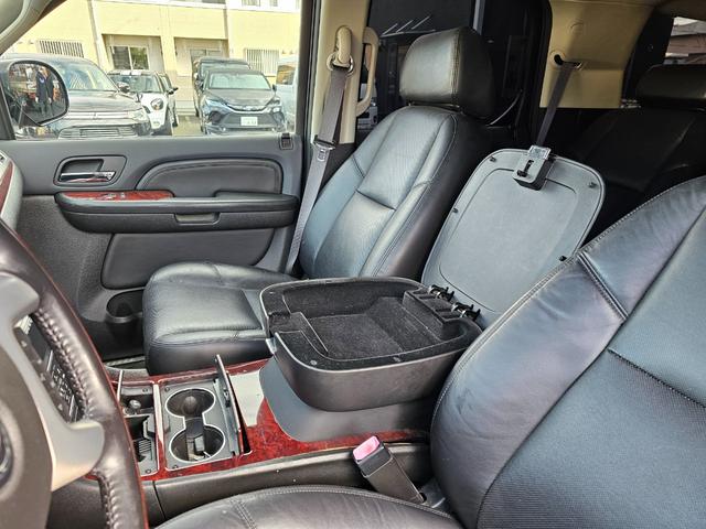 キャデラックエスカレード 新車並行 AWD 車検令和9年6月4日 ギブソンマフラー 社外AW NEWタイヤ VIPERセキュリティー(19枚目)