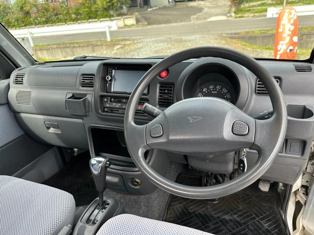 ハイゼットトラック ジャンボ　車検整備Ｒ／９／１０　ジャンボ　ＡＴ　４ＷＤ　ナビ　ワンセグ　エアコン　パワステ　パワーウインドウ　キーレス（8枚目）