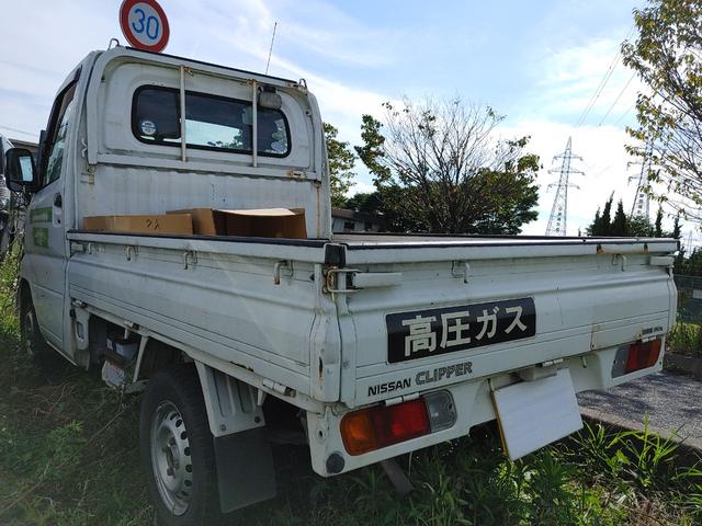 　軽トラック　５速マニュアル車　エアコン　運転席エアバッグ　三方開トラック　最大積載量３５０ｋｇ　作業灯　ホワイト(5枚目)