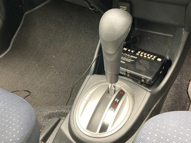 フィット Ｇ　キーレスエントリー　電動格納ミラー　ＣＶＴ　盗難防止システム　衝突安全ボディ　ＡＢＳ　ＣＤ　エアコン　パワーステアリング　パワーウィンドウ（7枚目）
