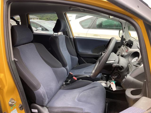 フィット Ｇ　キーレスエントリー　電動格納ミラー　ＣＶＴ　盗難防止システム　衝突安全ボディ　ＡＢＳ　ＣＤ　エアコン　パワーステアリング　パワーウィンドウ（11枚目）