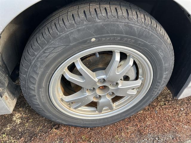 プリウス Ｌ　アルミホイール　ＣＶＴ　スマートキー　電動格納ミラー　盗難防止システム　ＣＤ　ミュージックプレイヤー接続可　衝突安全ボディ　ＡＢＳ　ＥＳＣ　エアコン　パワーステアリング　パワーウィンドウ（10枚目）