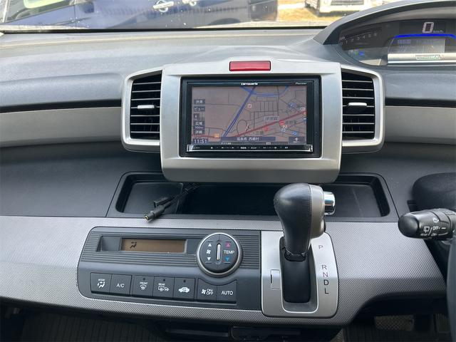 フリードハイブリッド ジャストセレクション　ナビ　オートクルーズコントロール　両側電動スライドドア　オートライト　ＨＩＤ　スマートキー　電動格納ミラー　ＣＶＴ　アルミホイール　盗難防止システム　ＡＢＳ　ＥＳＣ　エアコン　パワーステアリング（7枚目）