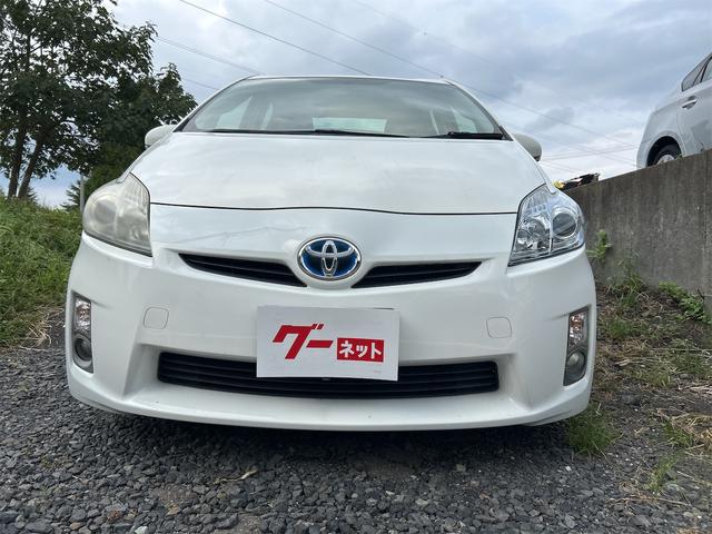 プリウス Ｌ　バックカメラ　ナビ　アルミホイール　ＣＶＴ　スマートキー　アイドリングストップ　電動格納ミラー　盗難防止システム　衝突安全ボディ　ＡＢＳ　ＥＳＣ　エアコン　パワーステアリング　パワーウィンドウ（2枚目）