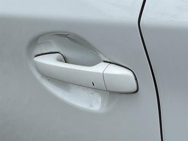 プリウス Ｌ　バックカメラ　ナビ　アルミホイール　ＣＶＴ　スマートキー　アイドリングストップ　電動格納ミラー　盗難防止システム　衝突安全ボディ　ＡＢＳ　ＥＳＣ　エアコン　パワーステアリング　パワーウィンドウ（5枚目）