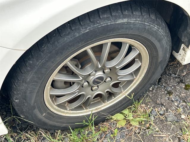 プリウス Ｌ　バックカメラ　ナビ　アルミホイール　ＣＶＴ　スマートキー　アイドリングストップ　電動格納ミラー　盗難防止システム　衝突安全ボディ　ＡＢＳ　ＥＳＣ　エアコン　パワーステアリング　パワーウィンドウ（7枚目）