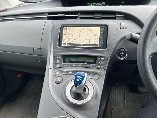 プリウス Ｌ　バックカメラ　ナビ　アルミホイール　ＣＶＴ　スマートキー　アイドリングストップ　電動格納ミラー　盗難防止システム　衝突安全ボディ　ＡＢＳ　ＥＳＣ　エアコン　パワーステアリング　パワーウィンドウ（9枚目）