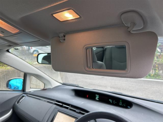 プリウス Ｌ　バックカメラ　ナビ　アルミホイール　ＣＶＴ　スマートキー　アイドリングストップ　電動格納ミラー　盗難防止システム　衝突安全ボディ　ＡＢＳ　ＥＳＣ　エアコン　パワーステアリング　パワーウィンドウ（10枚目）
