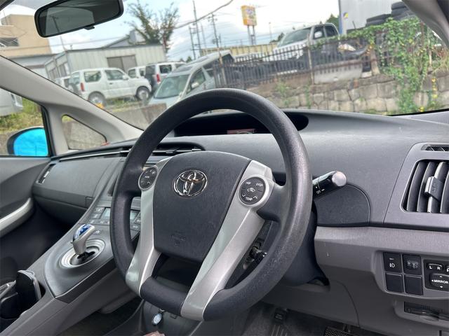 プリウス Ｌ　バックカメラ　ナビ　アルミホイール　ＣＶＴ　スマートキー　アイドリングストップ　電動格納ミラー　盗難防止システム　衝突安全ボディ　ＡＢＳ　ＥＳＣ　エアコン　パワーステアリング　パワーウィンドウ（11枚目）