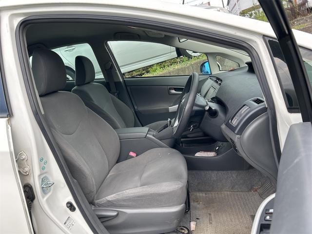 プリウス Ｌ　バックカメラ　ナビ　アルミホイール　ＣＶＴ　スマートキー　アイドリングストップ　電動格納ミラー　盗難防止システム　衝突安全ボディ　ＡＢＳ　ＥＳＣ　エアコン　パワーステアリング　パワーウィンドウ（12枚目）