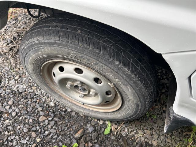 サンバートラック ＴＢ　４ＷＤ　ＭＴ　エアコン　運転席エアバッグ（9枚目）