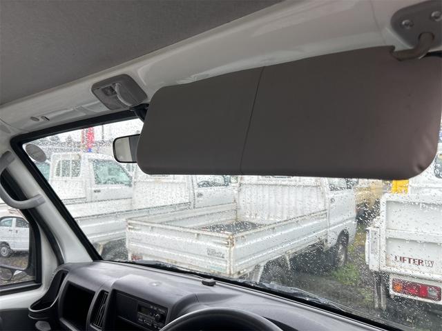 ＮＴ１００クリッパートラック 　４ＷＤ　ＭＴ　エアコン　運転席エアバッグ（5枚目）