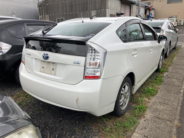 プリウス Ｓ　ＥＴＣ　アルミホイール　オートライト　ＣＶＴ　スマートキー　電動格納ミラー　盗難防止システム　衝突安全ボディ　ＡＢＳ　ＥＳＣ　エアコン　パワーステアリング　パワーウィンドウ（3枚目）