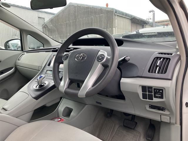 プリウス Ｓ　ＥＴＣ　アルミホイール　オートライト　ＣＶＴ　スマートキー　電動格納ミラー　盗難防止システム　衝突安全ボディ　ＡＢＳ　ＥＳＣ　エアコン　パワーステアリング　パワーウィンドウ（9枚目）