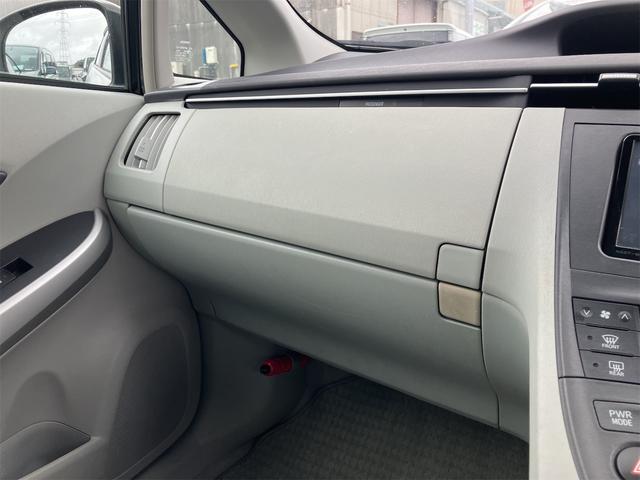 プリウス Ｓ　ＥＴＣ　アルミホイール　オートライト　ＣＶＴ　スマートキー　電動格納ミラー　盗難防止システム　衝突安全ボディ　ＡＢＳ　ＥＳＣ　エアコン　パワーステアリング　パワーウィンドウ（11枚目）