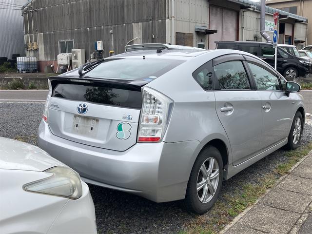 プリウス Ｓ　ＥＴＣ　アルミホイール　ＣＶＴ　スマートキー　電動格納ミラー　盗難防止システム　ＣＤ　ミュージックプレイヤー接続可　衝突安全ボディ　ＡＢＳ　ＥＳＣ　エアコン　パワーステアリング　パワーウィンドウ（3枚目）