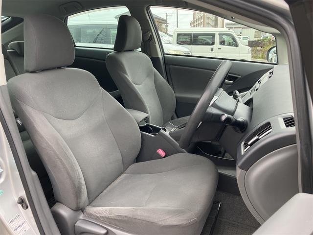 プリウス Ｓ　ＥＴＣ　アルミホイール　ＣＶＴ　スマートキー　電動格納ミラー　盗難防止システム　ＣＤ　ミュージックプレイヤー接続可　衝突安全ボディ　ＡＢＳ　ＥＳＣ　エアコン　パワーステアリング　パワーウィンドウ（11枚目）