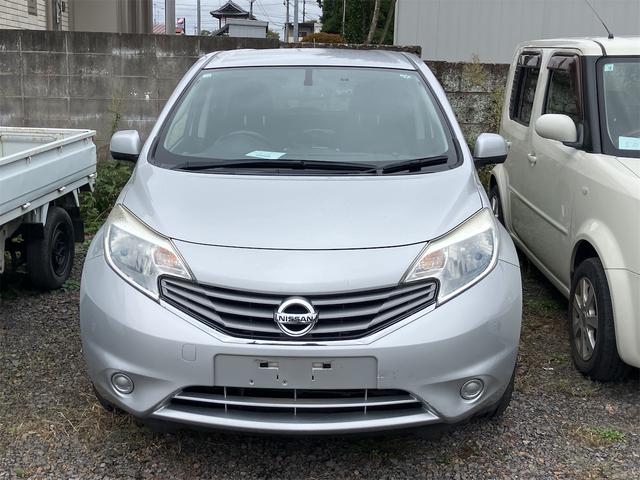 ノート メダリスト　アルミホイール　スマートキー　アイドリングストップ　電動格納ミラー　ＣＶＴ　盗難防止システム　衝突安全ボディ　ＡＢＳ　ミュージックプレイヤー接続可　エアコン　パワーステアリング　パワーウィンドウ（2枚目）