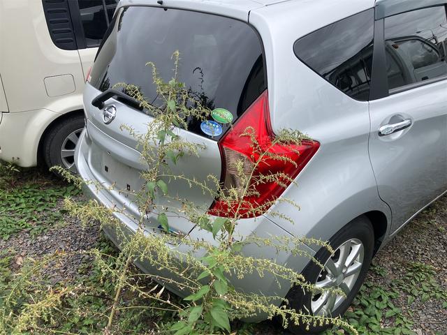 ノート メダリスト　アルミホイール　スマートキー　アイドリングストップ　電動格納ミラー　ＣＶＴ　盗難防止システム　衝突安全ボディ　ＡＢＳ　ミュージックプレイヤー接続可　エアコン　パワーステアリング　パワーウィンドウ（3枚目）