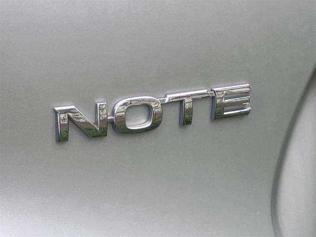 ノート メダリスト　アルミホイール　スマートキー　アイドリングストップ　電動格納ミラー　ＣＶＴ　盗難防止システム　衝突安全ボディ　ＡＢＳ　ミュージックプレイヤー接続可　エアコン　パワーステアリング　パワーウィンドウ（4枚目）