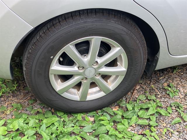 ノート メダリスト　アルミホイール　スマートキー　アイドリングストップ　電動格納ミラー　ＣＶＴ　盗難防止システム　衝突安全ボディ　ＡＢＳ　ミュージックプレイヤー接続可　エアコン　パワーステアリング　パワーウィンドウ（5枚目）