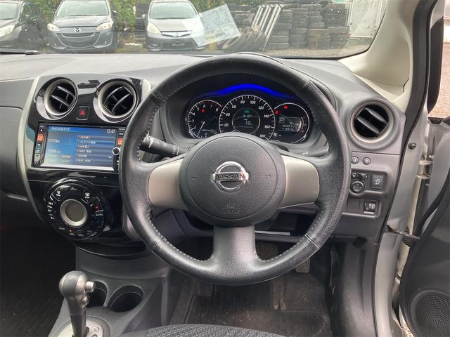 ノート メダリスト　アルミホイール　スマートキー　アイドリングストップ　電動格納ミラー　ＣＶＴ　盗難防止システム　衝突安全ボディ　ＡＢＳ　ミュージックプレイヤー接続可　エアコン　パワーステアリング　パワーウィンドウ（6枚目）