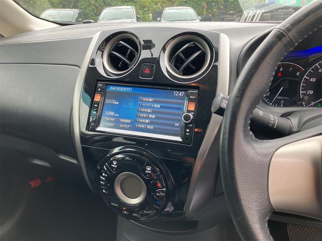 ノート メダリスト　アルミホイール　スマートキー　アイドリングストップ　電動格納ミラー　ＣＶＴ　盗難防止システム　衝突安全ボディ　ＡＢＳ　ミュージックプレイヤー接続可　エアコン　パワーステアリング　パワーウィンドウ（7枚目）