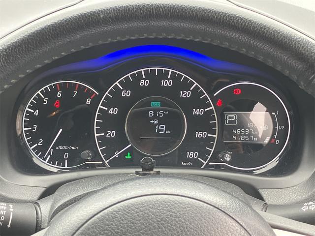ノート メダリスト　アルミホイール　スマートキー　アイドリングストップ　電動格納ミラー　ＣＶＴ　盗難防止システム　衝突安全ボディ　ＡＢＳ　ミュージックプレイヤー接続可　エアコン　パワーステアリング　パワーウィンドウ（8枚目）