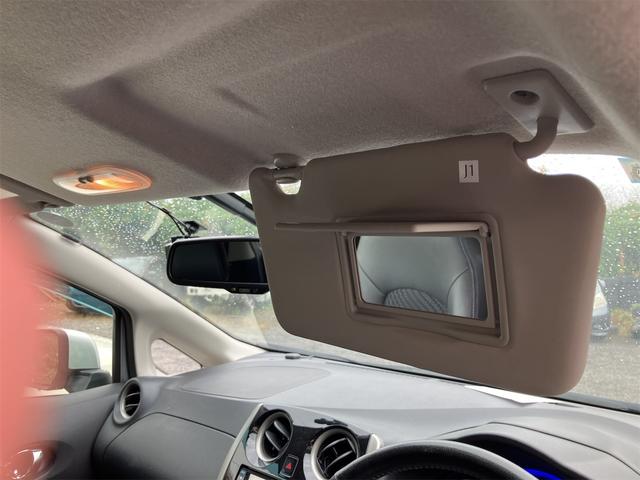 ノート メダリスト　アルミホイール　スマートキー　アイドリングストップ　電動格納ミラー　ＣＶＴ　盗難防止システム　衝突安全ボディ　ＡＢＳ　ミュージックプレイヤー接続可　エアコン　パワーステアリング　パワーウィンドウ（10枚目）