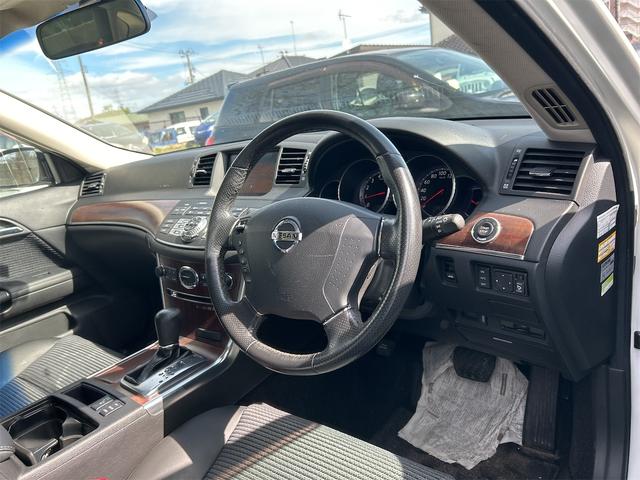 フーガ ２５０ＧＴ　ＥＴＣ　ナビ　アルミホイール　ＡＴ　スマートキー　電動格納ミラー　盗難防止システム　ＣＤ　ＤＶＤ再生　ミュージックプレイヤー接続可　衝突安全ボディ　ＡＢＳ　ＥＳＣ　エアコン　パワーステアリング（11枚目）