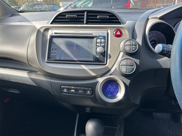 フィットハイブリッド スマートセレクション　ハイブリッド　ナビ　オートクルーズコントロール　ＨＩＤ　スマートキー　電動格納ミラー　ＣＶＴ　盗難防止システム　衝突安全ボディ　ＣＤ　ＤＶＤ再生　ＵＳＢ　ＡＢＳ　エアコン　パワーステアリング（9枚目）