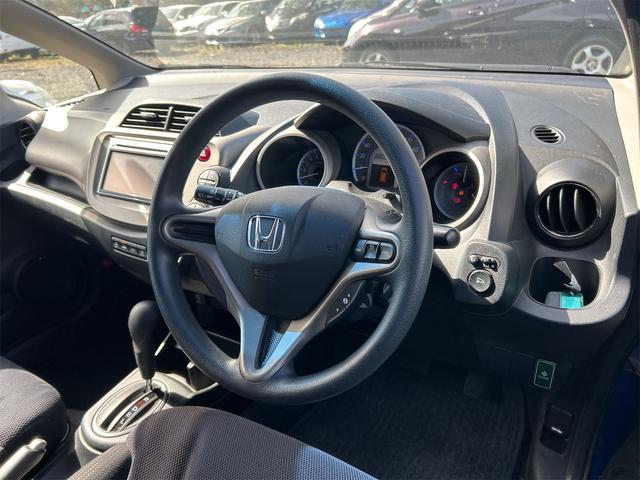 フィットハイブリッド スマートセレクション　ハイブリッド　ナビ　オートクルーズコントロール　ＨＩＤ　スマートキー　電動格納ミラー　ＣＶＴ　盗難防止システム　衝突安全ボディ　ＣＤ　ＤＶＤ再生　ＵＳＢ　ＡＢＳ　エアコン　パワーステアリング（10枚目）