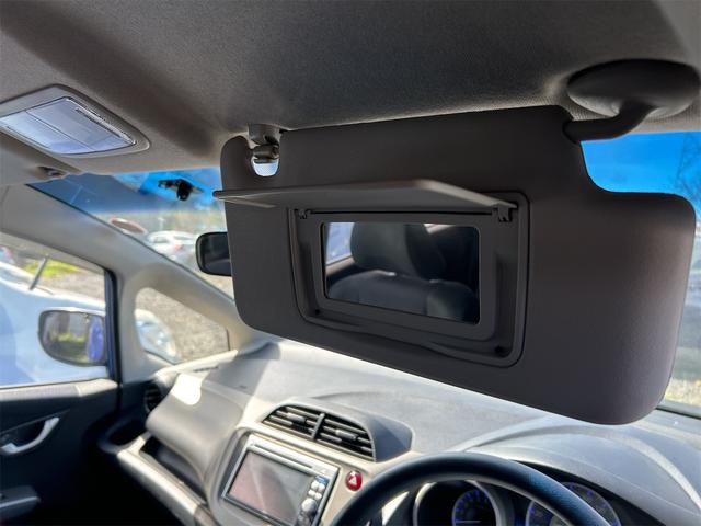 フィットハイブリッド スマートセレクション　ハイブリッド　ナビ　オートクルーズコントロール　ＨＩＤ　スマートキー　電動格納ミラー　ＣＶＴ　盗難防止システム　衝突安全ボディ　ＣＤ　ＤＶＤ再生　ＵＳＢ　ＡＢＳ　エアコン　パワーステアリング（11枚目）