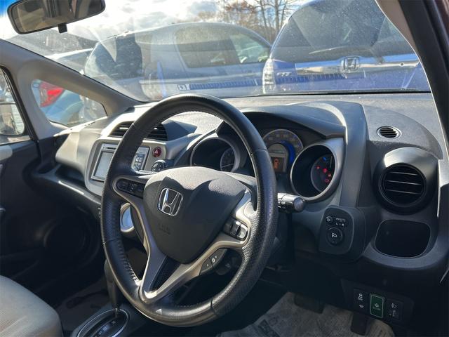 フィットハイブリッド ハイブリッド・１０ｔｈアニバーサリー　ＥＴＣ　ナビ　オートクルーズコントロール　スマートキー　電動格納ミラー　ＣＶＴ　盗難防止システム　衝突安全ボディ　ＣＤ　ＤＶＤ再生　ＡＢＳ　ＥＳＣ　エアコン　パワーステアリング（2枚目）