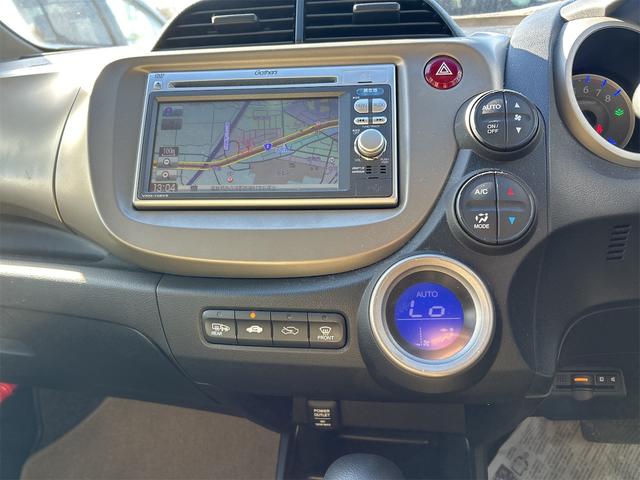 フィットハイブリッド ハイブリッド・１０ｔｈアニバーサリー　ＥＴＣ　ナビ　オートクルーズコントロール　スマートキー　電動格納ミラー　ＣＶＴ　盗難防止システム　衝突安全ボディ　ＣＤ　ＤＶＤ再生　ＡＢＳ　ＥＳＣ　エアコン　パワーステアリング（3枚目）