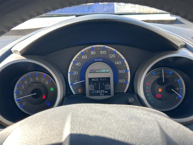 フィットハイブリッド ハイブリッド・１０ｔｈアニバーサリー　ＥＴＣ　ナビ　オートクルーズコントロール　スマートキー　電動格納ミラー　ＣＶＴ　盗難防止システム　衝突安全ボディ　ＣＤ　ＤＶＤ再生　ＡＢＳ　ＥＳＣ　エアコン　パワーステアリング（4枚目）