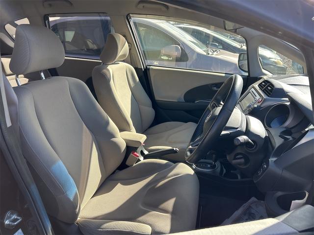 フィットハイブリッド ハイブリッド・１０ｔｈアニバーサリー　ＥＴＣ　ナビ　オートクルーズコントロール　スマートキー　電動格納ミラー　ＣＶＴ　盗難防止システム　衝突安全ボディ　ＣＤ　ＤＶＤ再生　ＡＢＳ　ＥＳＣ　エアコン　パワーステアリング（5枚目）