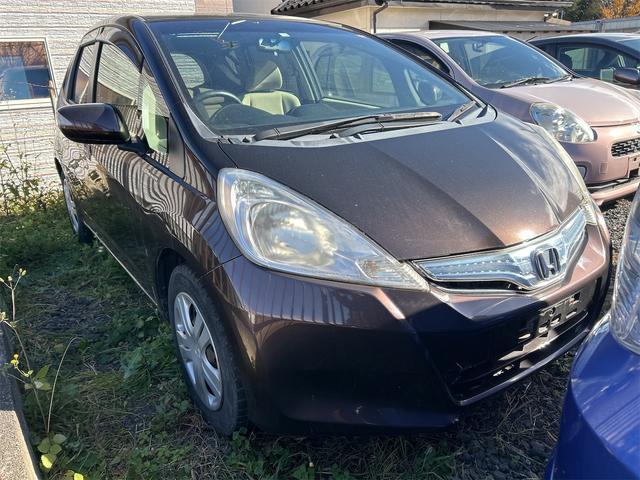 フィットハイブリッド ハイブリッド・１０ｔｈアニバーサリー　ＥＴＣ　ナビ　オートクルーズコントロール　スマートキー　電動格納ミラー　ＣＶＴ　盗難防止システム　衝突安全ボディ　ＣＤ　ＤＶＤ再生　ＡＢＳ　ＥＳＣ　エアコン　パワーステアリング（7枚目）