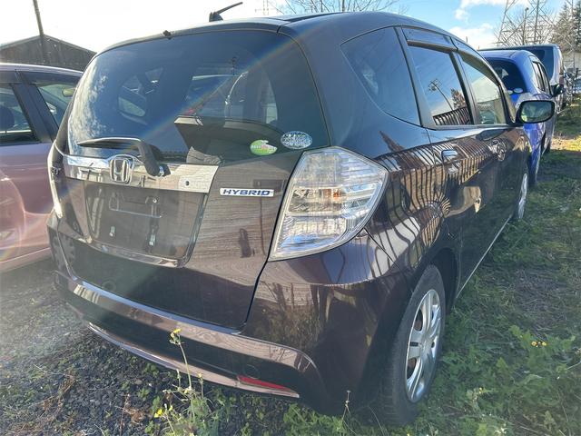 フィットハイブリッド ハイブリッド・１０ｔｈアニバーサリー　ＥＴＣ　ナビ　オートクルーズコントロール　スマートキー　電動格納ミラー　ＣＶＴ　盗難防止システム　衝突安全ボディ　ＣＤ　ＤＶＤ再生　ＡＢＳ　ＥＳＣ　エアコン　パワーステアリング（8枚目）