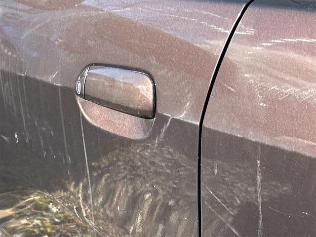 フィットハイブリッド ハイブリッド・１０ｔｈアニバーサリー　ＥＴＣ　ナビ　オートクルーズコントロール　スマートキー　電動格納ミラー　ＣＶＴ　盗難防止システム　衝突安全ボディ　ＣＤ　ＤＶＤ再生　ＡＢＳ　ＥＳＣ　エアコン　パワーステアリング（10枚目）