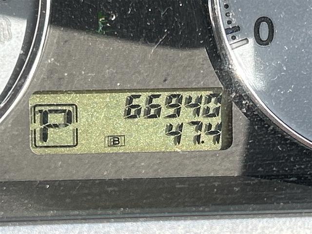 ウイングロード １５Ｍ　ナビ　オートライト　スマートキー　電動格納ミラー　ＣＶＴ　盗難防止システム　衝突安全ボディ　ＡＢＳ　エアコン（4枚目）