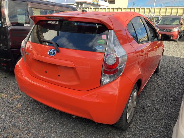 アクア Ｓ　ナビ　オートライト　スマートキー　アイドリングストップ　ＣＶＴ　衝突安全ボディ　ＡＢＳ　ＥＳＣ　エアコン　パワーステアリング　パワーウィンドウ（10枚目）