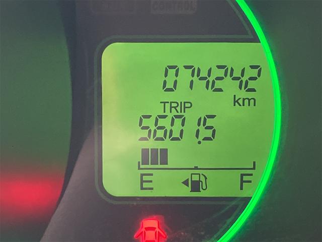 Ｎ－ＢＯＸ Ｇ・Ｌパッケージ　両側スライド・片側電動　オートライト　スマートキー　アイドリングストップ　ベンチシート　ＣＶＴ　盗難防止システム　ＡＢＳ　ＥＳＣ　アルミホイール　衝突安全ボディ　エアコン　パワーステアリング（8枚目）