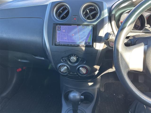 ノート Ｘ　ナビ　スマートキー　アイドリングストップ　電動格納ミラー　ＣＶＴ　盗難防止システム　衝突安全ボディ　ＡＢＳ　エアコン　パワーステアリング　パワーウィンドウ（3枚目）