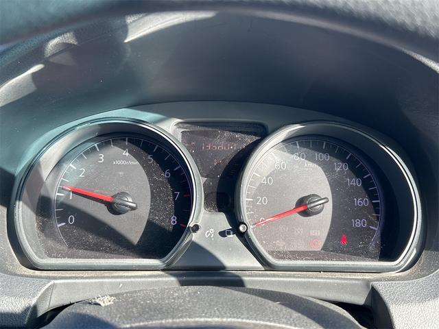 ノート Ｘ　ナビ　スマートキー　アイドリングストップ　電動格納ミラー　ＣＶＴ　盗難防止システム　衝突安全ボディ　ＡＢＳ　エアコン　パワーステアリング　パワーウィンドウ（4枚目）