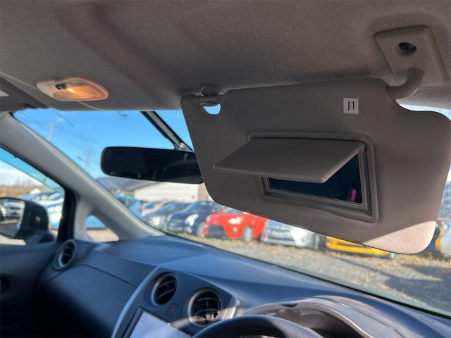 ノート Ｘ　ナビ　スマートキー　アイドリングストップ　電動格納ミラー　ＣＶＴ　盗難防止システム　衝突安全ボディ　ＡＢＳ　エアコン　パワーステアリング　パワーウィンドウ（5枚目）