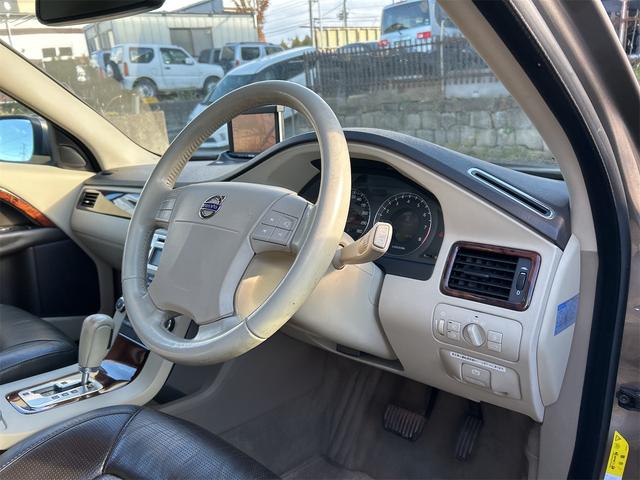 ＸＣ７０ ３．２ＳＥ　ＡＷＤ　４ＷＤ　パワーシート　ナビ　ＨＩＤ　アルミホイール　キーレスエントリー　シートヒーター　シートエアコン　ＡＴ　盗難防止システム　ＣＤ　ＡＢＳ　エアコン　パワーステアリング　パワーウィンドウ（6枚目）