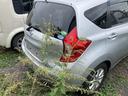 ノート メダリスト　アルミホイール　スマートキー　アイドリングストップ　電動格納ミラー　ＣＶＴ　盗難防止システム　衝突安全ボディ　ＡＢＳ　ミュージックプレイヤー接続可　エアコン　パワーステアリング　パワーウィンドウ（3枚目）