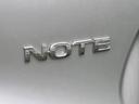 ノート メダリスト　アルミホイール　スマートキー　アイドリングストップ　電動格納ミラー　ＣＶＴ　盗難防止システム　衝突安全ボディ　ＡＢＳ　ミュージックプレイヤー接続可　エアコン　パワーステアリング　パワーウィンドウ（4枚目）