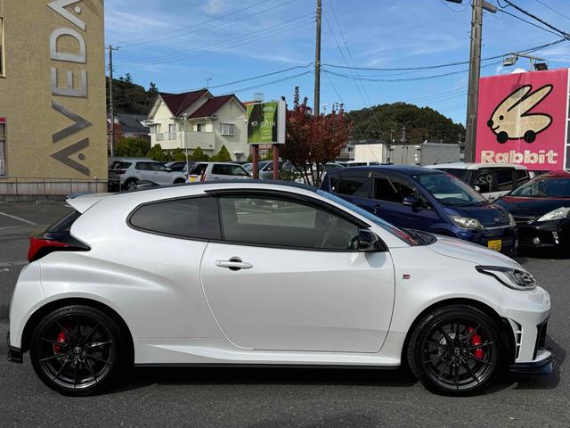 ＧＲヤリス ＲＺ　ハイパフォーマンス　ワンオーナー　ハーフレザーシート　ＧＲエアロパーツセット　ＧＲスポーツバイザー＆ドアハンドルプロテクター　純正ナビＴＶ　バックカメラ　純正１８インチＡＷ　ビルトインＥＴＣ　ＪＢＬプレミアムサウンド（4枚目）